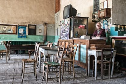 Auch nach über 90 Jahren, praktisch unberührt von Modernisierungen, dominiert das Kaffeehaus Panhellínion den Dorfplatz.