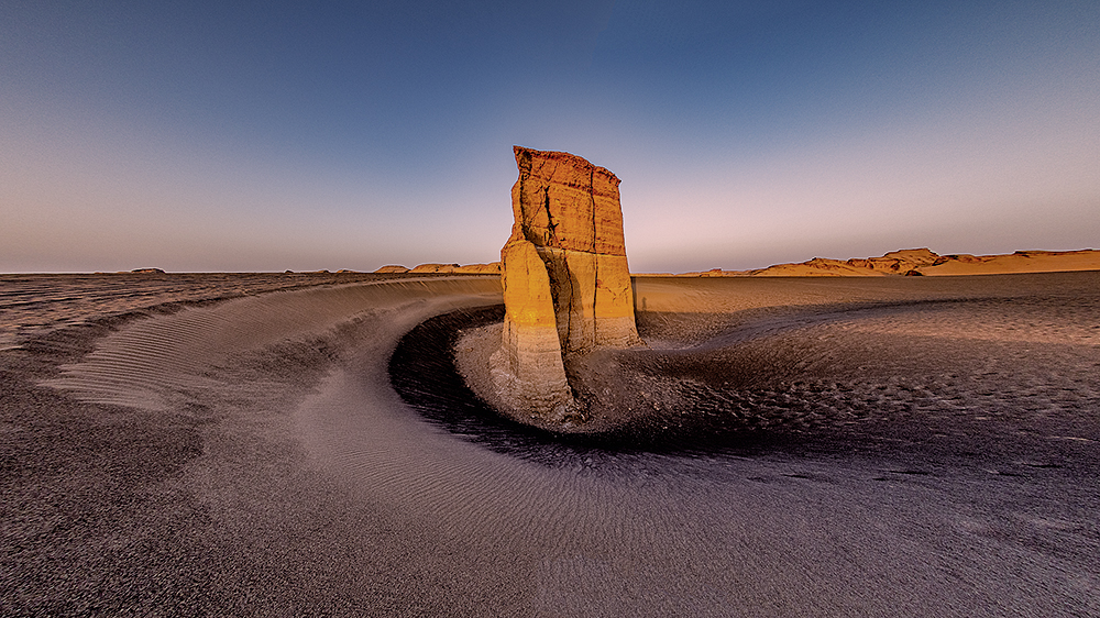 Wie auf einem anderen Planeten: Monolith im Sand der Wüste Lut | Foto: Thorge Berger