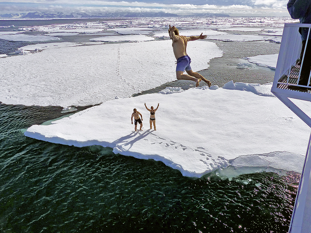 Sprung ins Eiswasser von Spitzbergen | Foto: Astrid Taborski
