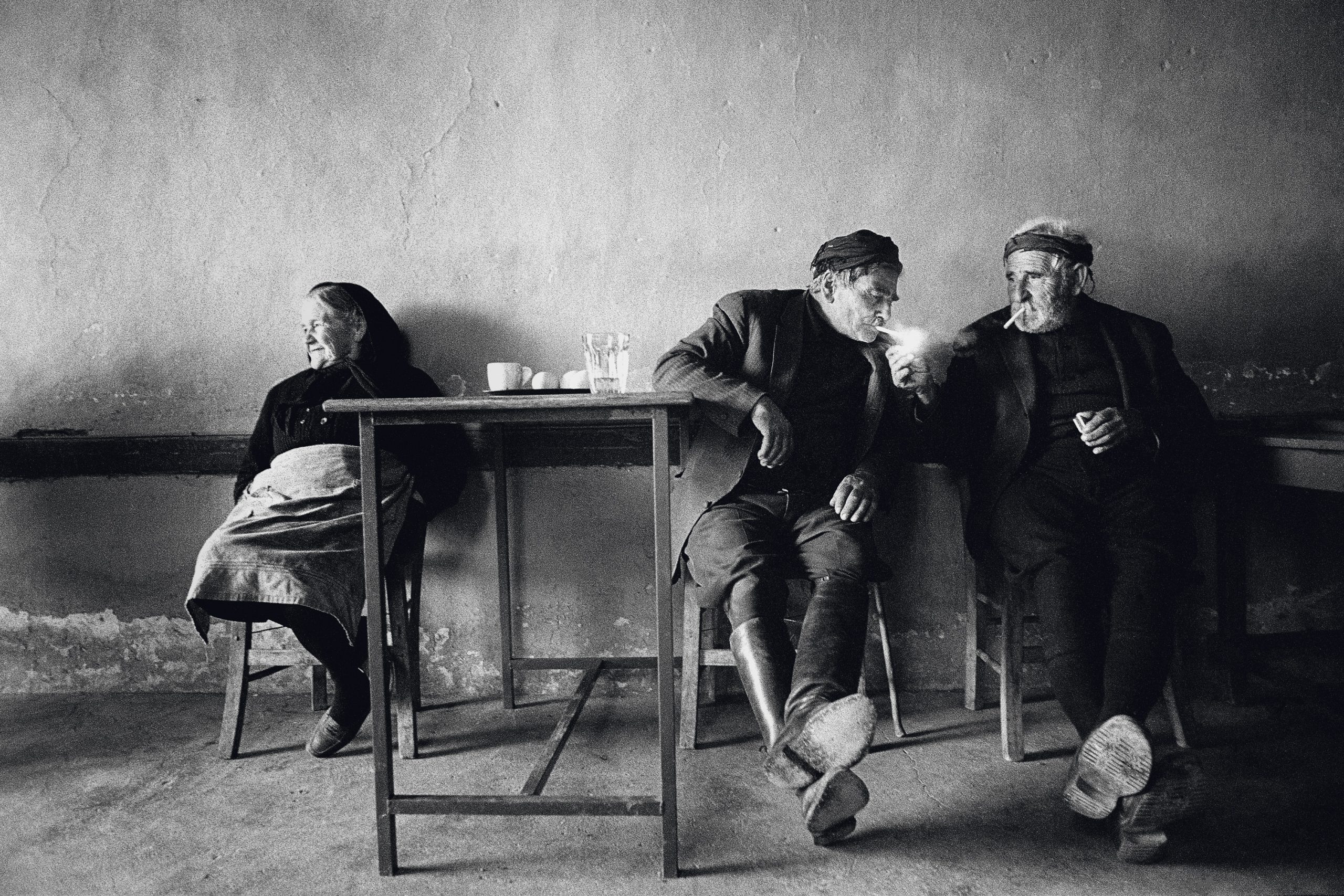 Frauen und Männer sitzen zusammen im Kafenío. In Kalochorafitis ist das selbstverständlich, in anderen Dörfern nicht. | Foto: Jürgen Escher