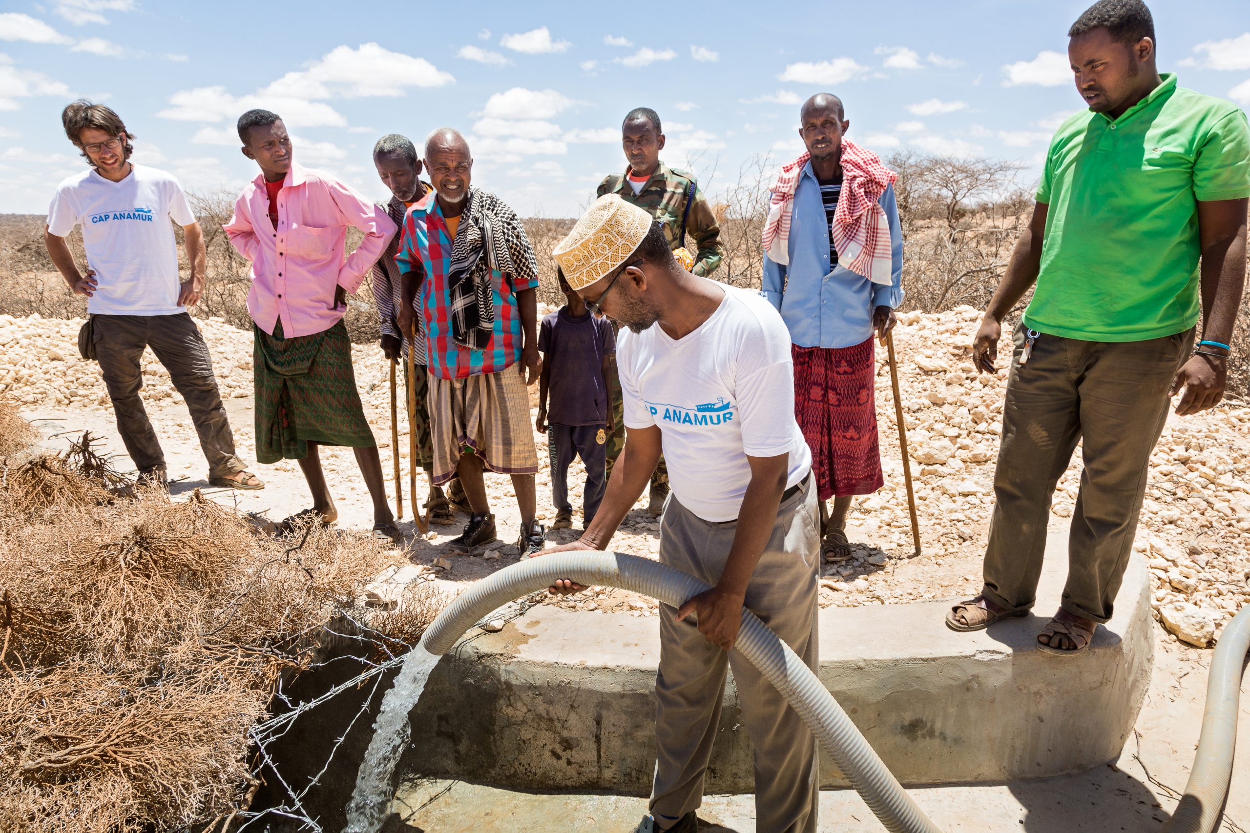 Die Wasserlieferung ist angekommen beim Wasserreservoir bei Balli Awad. Wasserprojekt der Hilfsorganisation Cap Anamur im Süden von Somaliland für 13 Flüchtlingscamps und Dörfer mit ungefähr 13.000 Menschen. Es hat seit 3 Jahren nicht mehr geregnet. | Foto: Jürgen Escher